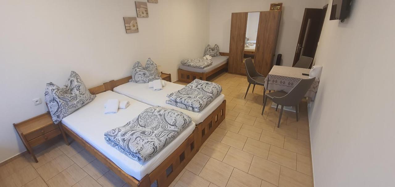 Penzion U Kohoutka Pardubice Bagian luar foto